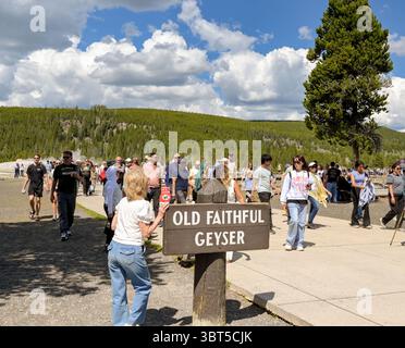 Yellowstone, Wyoming, États-Unis - 28 mai 2025 : les gens du parc national de Yellowstone partent après avoir regardé le geyser Old Faithful entrer en éruption Banque D'Images