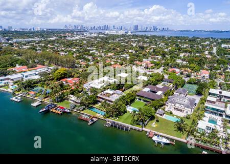 Miami Beach Floride, vue aérienne d'en haut regardant vers le bas, Indian Creek, Biscayne Bay eau, maisons de front de mer résidences manoirs, 4700 pâtés de maisons Banque D'Images