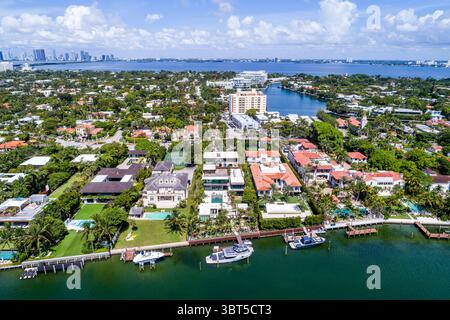 Miami Beach Floride, vue aérienne d'en haut regardant vers le bas, Indian Creek, Biscayne Bay eau, maisons de front de mer résidences manoirs, 4700 pâtés de maisons Banque D'Images