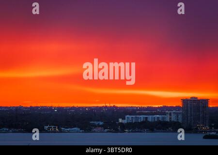 Miami Floride, coucher de soleil de poussière saharienne, réchauffement climatique, minéral éolien, ciel violet rouge orange, ciel nocturne coloré, condit atmosphérique dramatique Banque D'Images