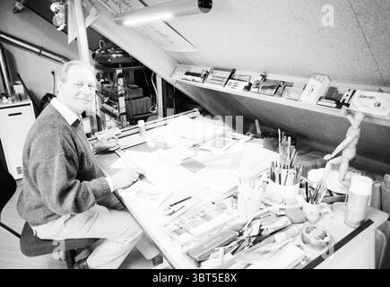 M. Van Sticht inventeur in Halfweg inventions Halfweg, Whizgle News, Dutch Desk, pays-Bas, 1950 - 2000 on 18-01-1989. Ces rubriques apparaissent dans l'image. La scène capture un espace de travail créatif débordant d'énergie artistique. Au premier plan, une table en bois est recouverte de diverses fournitures d'art, y compris des pinceaux, des crayons de couleur et des feuilles de papier dans différents états d'utilisation. Une petite figure sculptée se tient sur la table, ajoutant une touche ludique à l'arrangement. Sur le côté, des tubes brillants de peinture sont soigneusement alignés, à côté de conteneurs contenant des pinceaux et d'autres instruments, indica Banque D'Images