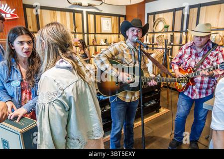 Aventura Miami Florida, Aventura Mall, intérieur, magasin de mode Tecovas Western, grand jour d'ouverture, performance de musique country live, guitare acoustique el Banque D'Images