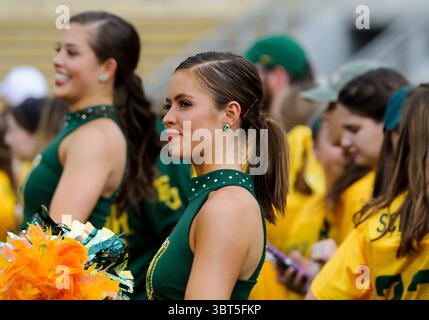 Septembre 28 2019 : Baylor Bears pom-meneurs avant la première moitié du match de football NCAA entre les cyclones de l'État de l'Iowa et les Baylor Bears au McLane Stadium à Waco, Texas. Matthew Lynch/CSM(image de crédit : &copy ; Matthew Lynch/CSM via ZUMA Wire) Banque D'Images