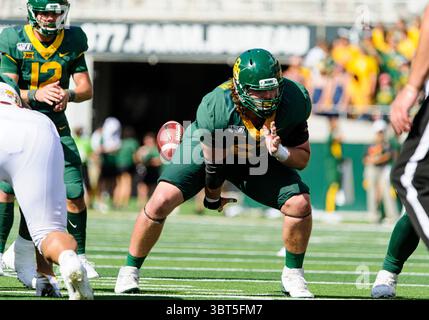 Septembre 28 2019 : Jake Fruhmorgen (63 ans), joueur de ligne offensif des Baylor Bears, remet le ballon au quarterback Charlie Brewer (12 ans) pendant la première moitié du match de football de la NCAA entre les cyclones de l'État de l'Iowa et les Baylor Bears au McLane Stadium de Waco, Texas. Matthew Lynch/CSM(image de crédit : &copy ; Matthew Lynch/CSM via ZUMA Wire) Banque D'Images