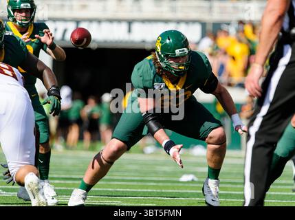 Septembre 28 2019 : Jake Fruhmorgen (63 ans), joueur de ligne offensif des Baylor Bears, remet le ballon au quarterback Charlie Brewer (12 ans) pendant la première moitié du match de football de la NCAA entre les cyclones de l'État de l'Iowa et les Baylor Bears au McLane Stadium de Waco, Texas. Matthew Lynch/CSM(image de crédit : &copy ; Matthew Lynch/CSM via ZUMA Wire) Banque D'Images