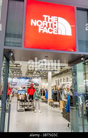 Aventura Miami Florida, Aventura Mall, le magasin de vêtements North face, la marque de vêtements d'équipement de plein air, la mode des sports d'aventure, le signe de magasin de logo rouge vif, int Banque D'Images