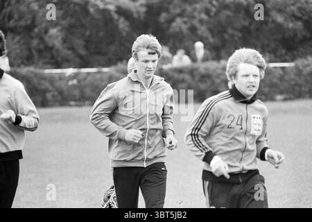 Louis van Gaal nouveau joueur Telstar : Training Football Telstar, Whizgle News, Dutch Desk, pays-Bas, 1950 - 2000 sur 06-09-1977. Ces rubriques sont illustrées dans l'image. La scène capture un moment franc lors d'une séance d'entraînement sur un terrain herbeux. Deux personnages masculins sont en vedette, tous deux engagés dans le jogging. Ils sont habillés dans une tenue sportive qui comprend des vestes légères et des pantalons de survêtement. L'homme au premier plan, courant avec but, a une coiffure légèrement plus courte qui semble attraper la lumière, lui donnant un aspect brillant. Sa veste est une nuance légère, contrastant avec le dar Banque D'Images