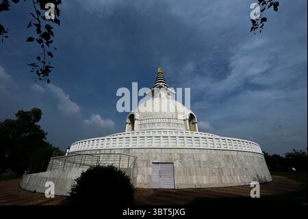 New Delhi, Inde. 13 juillet 2025. NEW DELHI, INDE - 13 JUILLET : une vue du Stupa de la paix mondiale également connu sous le nom de Stupa Vishwa Shanti au Millennium Park le 13 juillet 2025 à New Delhi, Inde. (Photo de Sanjeev Verma/Hindustan Times/Sipa USA) crédit : Sipa USA/Alamy Live News Banque D'Images