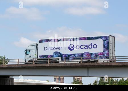 Un camion articulé Ocado avec une livrée « Discover Ocado » dynamique, alimenté par GNL. Transport de produits d'épicerie sur le contournement A5 à Tamworth, Royaume-Uni. Banque D'Images