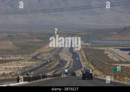 US 93, Nevada, États-Unis. 26 juin 2025. La U.S. route 93 dans le Nevada est connue sous le nom de Great Basin Highway.U.S. La route 93 (US 93) est une importante route numérotée des États-Unis traversant la limite est de l'État. Sur la photo : trafic sur US93 près de l'Interstate 15 jonction North Las Vegas.paysage aride, éloigné, éloigné, asphalte, tarmac, route, chaleur, crédit : Nidpor/Alamy Live News Banque D'Images