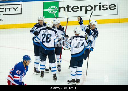 03 octobre 2019 : Mark Scheifele (55), le centre des jets de Winnipeg, célèbre Blake Wheeler (26), le défenseur des jets de Winnipeg Josh Morrissey (44) et Nikolaj Ehlers (27), l'aile gauche des jets de Winnipeg, après avoir marqué un but en première période lors de l'ouverture à domicile entre les Rangers de New York et les jets de Winnipeg au Madison Square Garden à Manhattan, New York. Crédit obligatoire : Kostas Lymperopoulos/CSM (crédit image : &copy ; Kostas Lymperopoulos/CSM via ZUMA Wire) Banque D'Images
