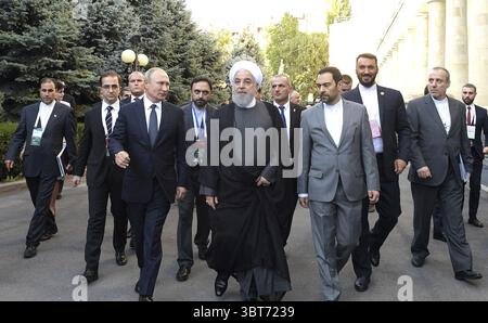 1 octobre 2019, Erevan, Arménie : le président russe Vladimir Poutine marche avec le président iranien Hassan Rouhani, au centre, au Conseil économique eurasien suprême le 1er octobre 2019 à Erevan, Arménie. (Crédit image : © Alexei Druzhinin via ZUMA Wire) Banque D'Images