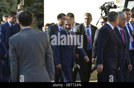 1er octobre 2019, Erevan, Arménie : le premier ministre arménien Nikol Pashinian, au centre, marche avec d'autres dirigeants lors de la conférence du Conseil économique eurasien le 1er octobre 2019 à Erevan, Arménie. (Crédit image : © Alexei Druzhinin via ZUMA Wire) Banque D'Images