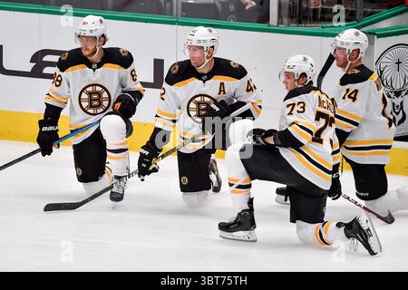 David Pastrnak (88) et David Backes (42) et Charlie McAvoy (73), défenseur des Boston Bruins, attaquent le genou pour une blessure des Dallas Stars lors d'un match de la LNH entre les Bruins de Boston et les Dallas Stars au American Airlines Center à Dallas, Texas, 3e oct., 2019.(Manny Flores/Cal Sport Media) Banque D'Images