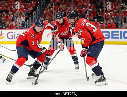 5 octobre 2019 : le défenseur des Capitals de Washington (3) Nick Jensen contrôle la rondelle lors d'un match de la LNH entre les Capitals de Washington et les Hurricanes de Caroline au Capital One Arena de Washington DC. Justin Cooper/CSM (crédit image : &copy ; Justin Cooper/CSM via ZUMA Wire) Banque D'Images