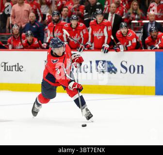 5 octobre 2019 : le défenseur des Capitals de Washington (3) Nick Jensen tire un coup de feu pendant un match de la LNH entre les Capitals de Washington et les Hurricanes de Caroline au Capital One Arena de Washington DC. Justin Cooper/CSM(crédit image : &copy ; Justin Cooper/CSM via ZUMA Wire) Banque D'Images