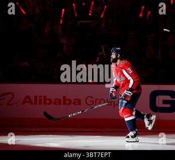 5 octobre 2019 : le défenseur des Capitals de Washington (33) Radko Gudas est présenté aux fans de Washington avant un match de la LNH entre les Capitals de Washington et les Hurricanes de Caroline au Capital One Arena de Washington DC. Justin Cooper/CSM(Credit image : &copy ; Justin Cooper/CSM via ZUMA Wire) Banque D'Images