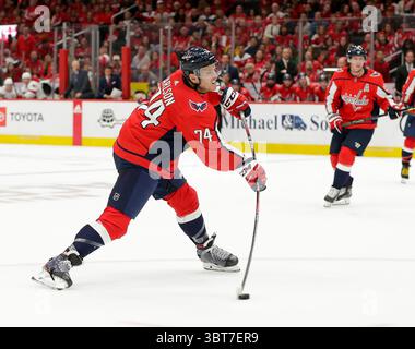 5 octobre 2019 : le défenseur des Capitals de Washington (74) John Carlson tire lors d'un match de la LNH opposant les Capitals de Washington aux Hurricanes de Caroline au Capital One Arena de Washington DC Justin Cooper/CSM(crédit image : &copy ; Justin Cooper/CSM via ZUMA Wire) Banque D'Images