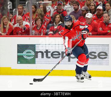 5 octobre 2019 : le défenseur des Capitals de Washington (33) Radko Gudas cherche à passer la rondelle lors d'un match dans la LNH entre les Capitals de Washington et les Hurricanes de Caroline au Capital One Arena de Washington DC Justin Cooper/CSM(crédit image : &copy ; Justin Cooper/CSM via ZUMA Wire) Banque D'Images