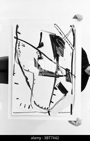 Oeuvre de Auke de Vries, Whizgle News, Dutch Desk, The Netherlands, 1950 - 2000 sur 15-11-1991. Ce sont les éléments de l'image. La scène présente deux mains saisissant les bords d'une grande toile blanche qui met en valeur une peinture abstraite audacieuse. L'œuvre d'art est dominée par des coups de pinceau noirs frappants qui forment des formes dynamiques et irrégulières. Différentes zones de la composition affichent des épaisseurs de peinture variées, créant de la profondeur et de la texture. Le fond est minimaliste, composé d’un ton propre et neutre qui contraste fortement avec l’intensité de la peinture noire. Les mains tenant la toile sont PA Banque D'Images