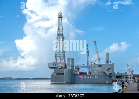 Galveston, États-Unis - 11 juillet 2025 : Ocean Star Offshore Drilling plate-forme et musée amarrés dans le port de Galveston sous le ciel bleu Banque D'Images
