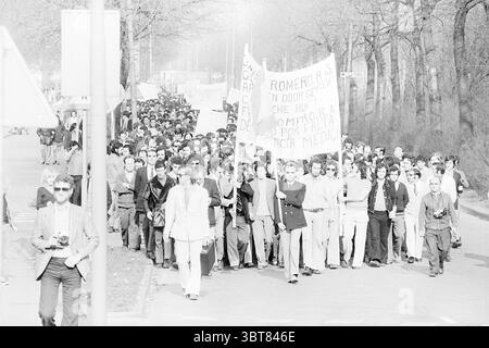 Manifestation de protestation des travailleurs espagnols invités à la manifestation de Beverwijk, Whizgle News, Dutch Desk, pays-Bas, 1950 - 2000 le 04-04-1974. L'image montre ces rubriques. Une grande foule est rassemblée dans une rue large, créant un puissant sentiment d'unité et de but. Les gens sont habillés dans divers vêtements, faisant allusion à un mélange de styles de vêtements décontractés et plus formels typiques de l'époque. De nombreuses personnes portent des drapeaux et des banderoles ; les panneaux sont bien en vue, mettant en avant des slogans qui reflètent la cause pour laquelle le groupe s'est Uni, bien que des messages spécifiques ne soient pas discernables. La foule Banque D'Images