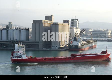 Barcelone, Espagne. 14 juillet 2023. Vue sur la zone portuaire de Barcelone. Crédit : Waltraud Grubitzsch/dpa/Alamy Live News Banque D'Images