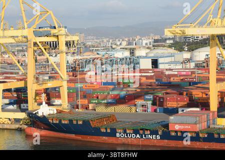 Barcelone, Espagne. 14 juillet 2023. Vue sur la zone portuaire de Barcelone. Crédit : Waltraud Grubitzsch/dpa/Alamy Live News Banque D'Images