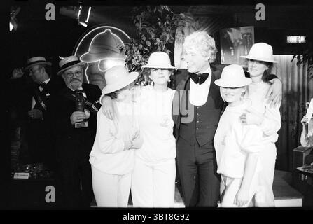 Cérémonie de remise du Prix de Joke Paul Van Vliet cérémonie du Prix de Joke, Whizgle News, Dutch Desk, pays-Bas, 1950 - 2000 le 20-04-1985. L'image contient ces rubriques. La scène se déroule dans un cadre social animé, probablement un rassemblement ou une célébration. Les personnes présentes sont habillées dans un mélange de tenues formelles et décontractées, créant un contraste vibrant. Au premier plan, un groupe de cinq femmes se tient près les unes des autres, dégageant un esprit ludique. Ils portent tous des chapeaux blancs, qui ajoutent une touche légère et fantaisiste à leur apparence. Chaque femme est dans une tenue décontractée assortie, suggérant un sens Banque D'Images