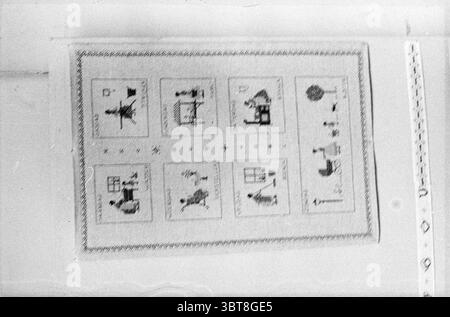 Tapisserie exp. Huis van Looy Exhibitions, Whizgle News, Dutch Desk, pays-Bas, 1950 - 2000 le 01-04-1965. Voici les rubriques de l'image. La scène présente une disposition en grille composée de huit panneaux distincts, chacun présentant un design ou une illustration unique. L'esthétique générale rappelle la broderie traditionnelle ou l'art textile, caractérisé par des motifs complexes et des images détaillées. Chaque panneau est bordé d'une garniture délicate et décorative qui ajoute une touche d'élégance. Les dessins au sein des panneaux varient, mettant en valeur une combinaison de scènes et de personnages. Certains peuvent représenter un stru simple Banque D'Images