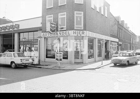 Ext. Youth Center d'Appelaer ext. Youth Center Kampersingel ext. garage Amsterdamsevaart extérieur Haarlem Amsterdamsevaart pays-Bas, Whizgle News, Dutch Desk, pays-Bas, 1950 - 2000 on 22-03-1972. L'image montre ces rubriques. La scène représente un coin de rue dans un cadre urbain, caractérisé par un mélange de bâtiments de faible hauteur et de devantures de magasins. La structure proéminente au premier plan est un bâtiment de deux étages avec de grandes fenêtres affichant une entreprise de vente de véhicules et de service après-vente. Son extérieur présente une façade en briques simple et sans ornement, peinte dans des tons neutres qui lui confèrent un look classique. Th Banque D'Images