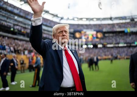 Le président Donald J. Trump agite à la foule lors de la finale de la Coupe du monde des clubs de la FIFA au MetLife Stadium à East Rutherford, New Jersey, le dimanche 13 juillet 2025. Trump a regardé Chelsea battre le Paris Saint-Germain 3–0, puis a rejoint les joueurs sur le terrain pour présenter le trophée du championnat. Image reproduite avec l'aimable autorisation de la Maison Blanche. Banque D'Images