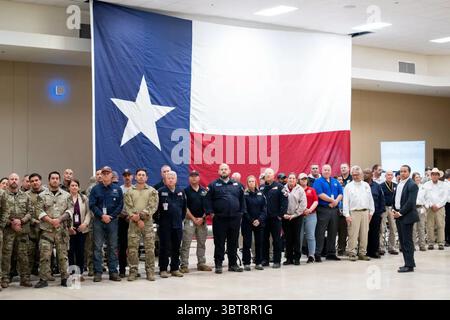 Les premiers intervenants, les forces de l'ordre et les membres de la Garde nationale se rassemblent pour une photo de groupe lors des opérations de secours en cas d'inondation à Kerrville, au Texas. 11 juillet 2025. Image reproduite avec l'aimable autorisation de la Maison Blanche. Banque D'Images