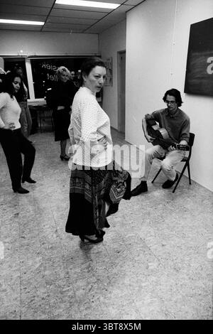 Cours de danse Flamengo Haarlem Haarlem pays-Bas, Whizgle News, Dutch Desk, pays-Bas, 1950 - 2000 le 24-11-1997. L'image contient ces rubriques. Dans une pièce spacieuse et minimalement décorée, une scène animée se déroule. Le sol est de couleur claire et a une finition légèrement texturée, offrant une toile de fond douce à l'activité. L'éclairage est lumineux mais doux, éclairant l'espace tout en projetant de douces ombres qui améliorent l'atmosphère dynamique. Au premier plan, une femme se tient confiante, son corps étant légèrement incliné alors qu'elle lève un pied, montrant un pas de danse animé. Elle porte un flowi Banque D'Images