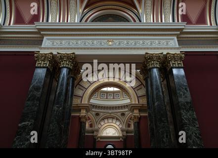 Londres, Royaume-Uni - 21 juillet 2025 - style néoclassique architectural trouvé dans les salles Barry de la National Gallery, caractérisé par des caractéristiques telles que t Banque D'Images