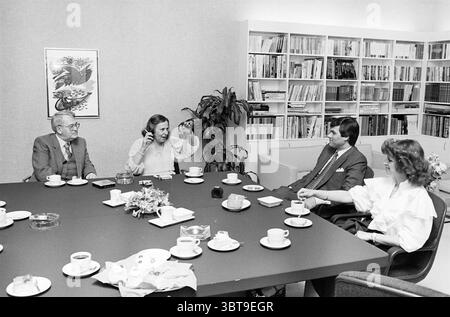 Adieu J. van Rosmalen Spectrum Spectrum, Whizgle News, Dutch Desk, pays-Bas, 1950 - 2000 le 28-05-1982. Ces rubriques apparaissent dans l'image. Dans une salle de conférence moderne, un groupe de quatre personnes est assis autour d'une grande table rectangulaire. La table est dressée simplement, avec des tasses et des soucoupes vides, faisant allusion à un rassemblement récent autour de rafraîchissements. Une nappe pâle recouvre la surface, complétant les tons neutres de la pièce. L'éclairage est doux et uniforme, émanant de luminaires suspendus qui créent une atmosphère agréable et accueillante. La toile de fond présente une étagère rangée remplie de n Banque D'Images