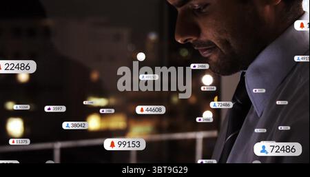 Homme debout portant une tenue d'affaires sur le balcon, avec des icônes de notification et des comptes, espace de copie Banque D'Images