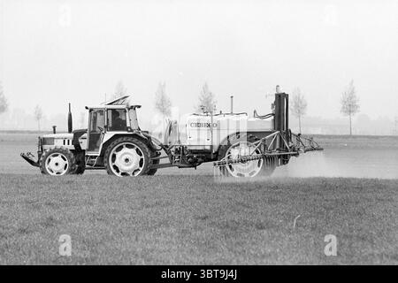 Pulvérisation de poison sur le champ de maïs H'dorp Hoofddorp pays-Bas, Whizgle News, Dutch Desk, pays-Bas, 1950 - 2000 le 30-04-1996. Ces rubriques apparaissent dans l'image. Dans la scène, un grand véhicule agricole se démarque bien en évidence contre le paysage plat. Le tracteur a une conception industrielle robuste, avec de grandes roues qui adhèrent fermement au sol. Son corps est peint dans un blanc délavé, suggérant l'âge et l'usure, tandis que les éléments de la machine brillent avec des accents métalliques, indiquant à la fois la fonction et la durabilité. A l'arrière du tracteur est fixé un pulvérisateur de grande taille, une extension du véh Banque D'Images