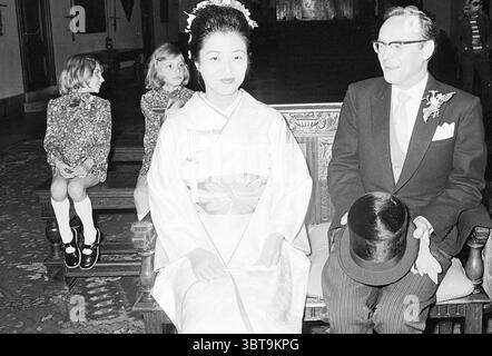 Mariage japonais et néerlandais à l'hôtel de ville Haarlem Grote Markt Nederland, Whizgle News, Dutch Desk, pays-Bas, 1950 - 2000 le 05-10-1971. Ces rubriques sont illustrées dans l'image. Dans un cadre intérieur serein, deux individus s'assoient côte à côte, créant un point focal dans la scène. La personne à gauche est ornée d'un kimono traditionnel, caractérisé par son design élégant et son tissu doux et fluide. La teinte pâle de sa tenue est complétée par de délicats motifs floraux, ajoutant une touche artistique à son apparence. Ses cheveux sont élégamment coiffés, éventuellement avec des accessoires ornementaux qui brillent Banque D'Images