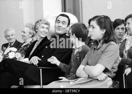 Comm. Installation Miller police, Whizgle News, Dutch Desk, pays-Bas, 1950 - 2000 le 02-05-1980. Voici les rubriques de l'image. Dans un rassemblement, un groupe de personnes est assis étroitement ensemble, créant un sentiment de camaraderie et de communauté. L’espace apparaît bien éclairé, suggérant une atmosphère chaleureuse et accueillante. À gauche, plusieurs femmes âgées avec des cheveux argentés ou gris, affichant un éventail de coiffures, s'assoient avec des expressions allant de l'amusement à l'engagement réfléchi. Leurs vêtements reflètent un mélange de motifs et de couleurs - certains portent des motifs floraux tandis que d'autres optent pour des tons Unis et discrets Banque D'Images