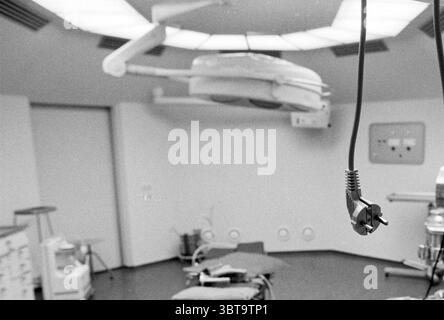Intérieur de la salle d'opération de l'Hôpital Naval Overveen dans sa dernière semaine en tant qu'hôpital militaire. La fermeture est le 01-06-1990. Bloemendaalseweg Overveen. Overveen Bloemendaalseweg, Whizgle News, Dutch Desk, pays-Bas, 1950 - 2000 on 23-05-1990. L'image contient ces rubriques. La scène se déroule dans un environnement clinique, caractérisé par une atmosphère stérile et organisée typique d'un établissement médical ou dentaire. Les murs sont une teinte lisse et légère, créant une toile de fond propre et discrète. Le revêtement de sol est sombre, contribuant à un contraste frappant avec les murs et améliorant le sens de d Banque D'Images