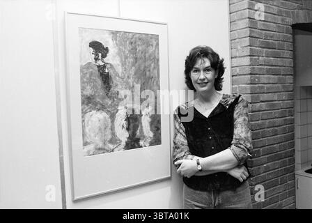 Featured MRS Romeijn IJmuiden IJmuiden pays-Bas, Whizgle News, Dutch Desk, pays-Bas, 1950 - 2000 on 27-10-1996. Ces rubriques apparaissent dans l'image. Dans un décor semblable à une galerie, une femme se tient à côté d'une œuvre encadrée. Elle a un sourire chaleureux et dégage une aura amicale. Sa tenue comporte un gilet texturé et sombre superposé sur une blouse légère à motifs qui ajoute une touche de couleur à son apparence. L'éclairage est doux, créant une ambiance douce qui met en valeur ses traits et la peinture derrière elle. L'œuvre d'art, dominée par des coups de pinceau abstraits, présente un mélange de couleurs sourdes, includi Banque D'Images