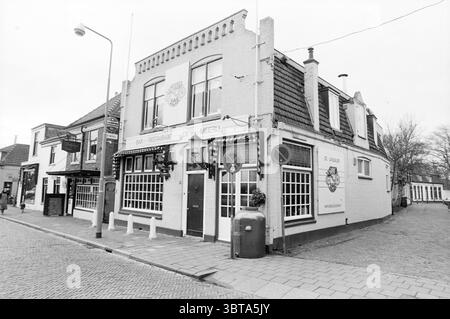 Repos. Landauer Hoofdstraat Santpoort Restaurant Santpoort-Noord Hoofdstraat, Whizgle News, Dutch Desk, pays-Bas, 1950 - 2000 on 17-02-1988. Voici les rubriques de l'image. La scène présente un charmant bâtiment de deux étages qui sert de bar et de restaurant, caractérisé par son style architectural distinct. La façade est peinte dans une nuance douce de blanc, avec de grandes fenêtres encadrées en noir, offrant un aperçu de l'intérieur. Les fenêtres sont ornées d'éléments décoratifs, tels que des jardinières remplies de petites fleurs, ajoutant une touche de couleur. La façade de l'établissement a un welcom Banque D'Images