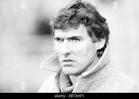 Utrecht- Haarlem + entraîneur adjoint van der Lem. Football, Whizgle News, Dutch Desk, pays-Bas, 1950 - 2000 le 08-03-1987. Ce sont les éléments de l'image. Un homme se tient en évidence au premier plan, son expression sérieuse et contemplative. Il a des cheveux foncés et des sourcils légèrement sillonnés, indiquant un foyer qui attire l'attention du spectateur sur son regard alerte. Son col montant, remonté contre une brise fraîche, ajoute un élément de sophistication à son apparence robuste. L'arrière-plan est adouci, créant un effet flou qui souligne le sujet, suggérant un set extérieur Banque D'Images
