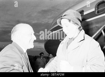 L'historienne soviétique de l'art Irina Linnik apporte à Haarlem trois peintures de Frans Hals de Russie. Elle est accueillie ici à Schiphol. Schiphol, Whizgle News, Dutch Desk, pays-Bas, 1950 - 2000 le 10-07-1962. L'image inclut ces rubriques. Dans une scène baignée dans la douce lueur du crépuscule, deux personnages se tiennent au centre, engagés dans une poignée de main qui suggère un accueil chaleureux et amical. Un individu, un homme avec une tête chauve et un large sourire, est habillé d'un costume sombre, exsudant un air d'enthousiasme. Son expression transmet un sentiment de joie et peut-être d’excitation. L'autre figure, une femme, apparaît Banque D'Images