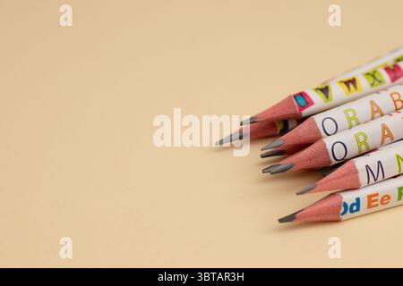 Lápices escolares con letras coloridas, ideales para Representar educación, infancia o creatividad. Banque D'Images