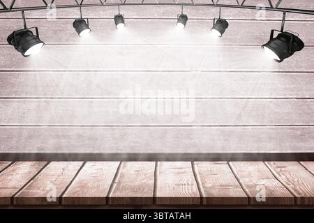 Projecteurs tombant sur la scène en bois vide contre le mur Banque D'Images