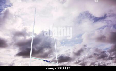 Le poteau de but blanc se tient debout contre un ciel nuageux spectaculaire dans un design plat avec des rayures vertes et bleues Banque D'Images