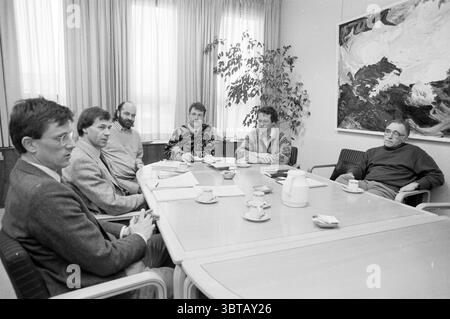 Entretien avec entre autres Mr. Tile ? ? Gestion provinciale de l'eau pour VROM Prov. États Prov Water Management provincial House, Whizgle News, Dutch Desk, pays-Bas, 1950 - 2000 on 23-02-1989. Ce sont les éléments de l'image. La scène représente un cadre de salle de conférence, caractérisé par une longue table rectangulaire autour de laquelle six personnes sont assises. L'éclairage est lumineux mais doux, probablement à partir de plafonniers et de grandes fenêtres qui permettent à la lumière naturelle d'inonder, améliorant l'atmosphère globale de la pièce. Les murs sont ornés de rideaux de couleur claire, qui complètent le p. Banque D'Images