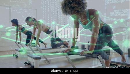 Planche performante sur reformer portant un débardeur sarcelle dans le studio Pilates avec superposition de code, espace de copie Banque D'Images